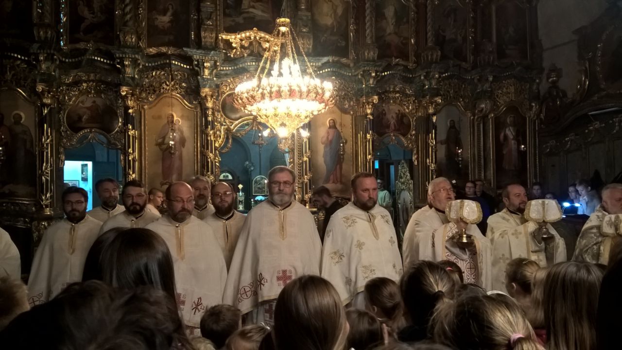 ДЕЧИЦА СА ВЕРОУЧИТЕЉЕМ, СЛАВА ХРАМА У ФУТОГУ1