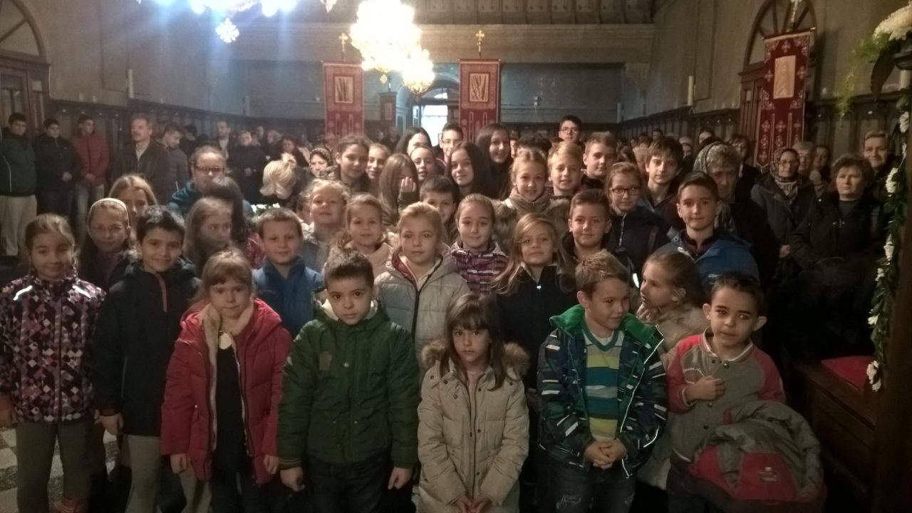 ДЕЧИЦА СА ВЕРОУЧИТЕЉЕМ, СЛАВА ХРАМА У ФУТОГУ3